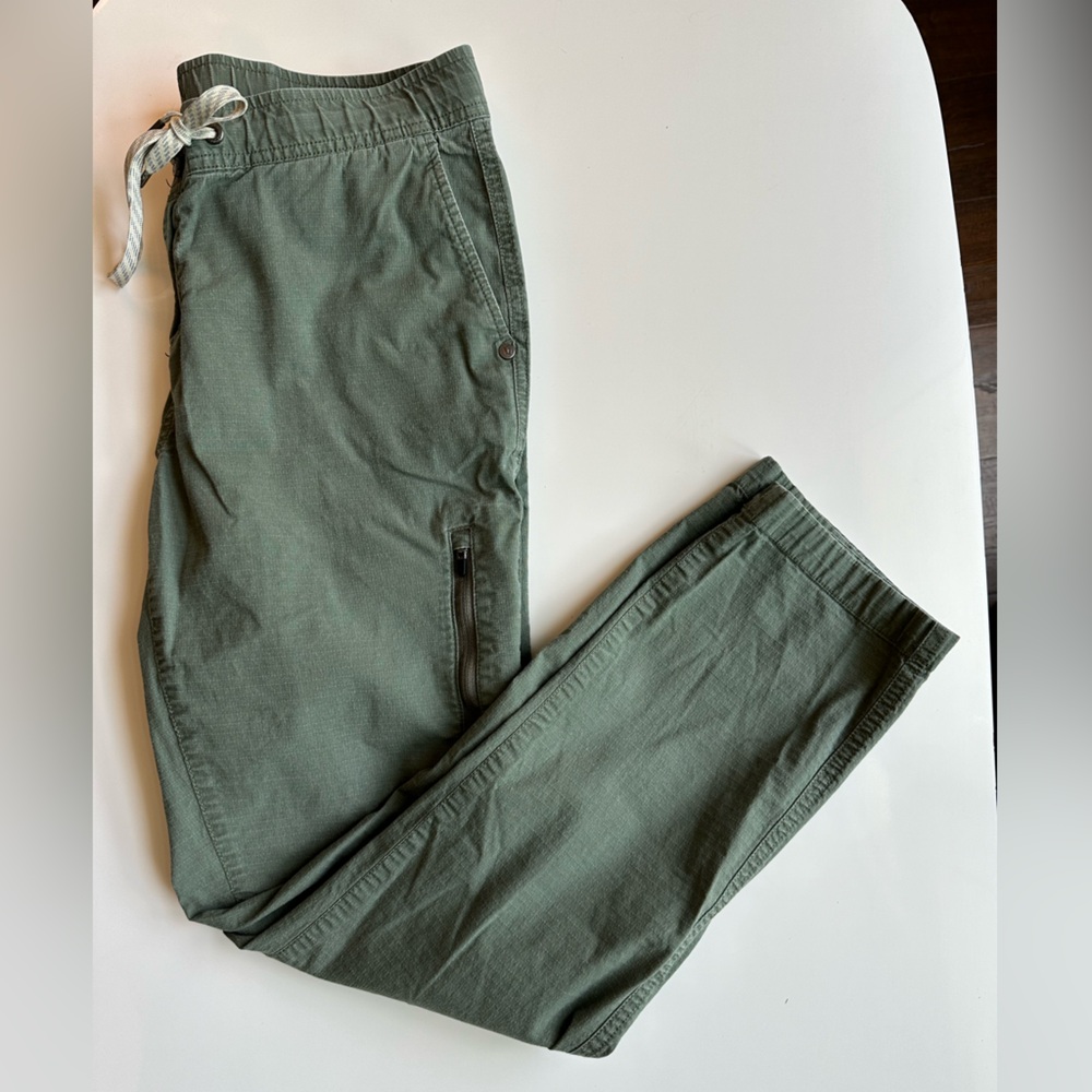 Vuori Women’s Ripstop Pant in Army